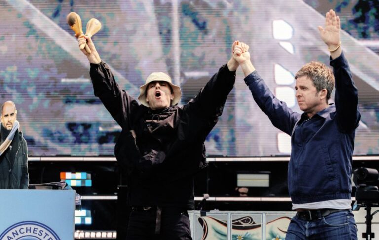 Oasis on stage at Murrayfield Stadium, 08/08/2025 (BIG BROTHER)